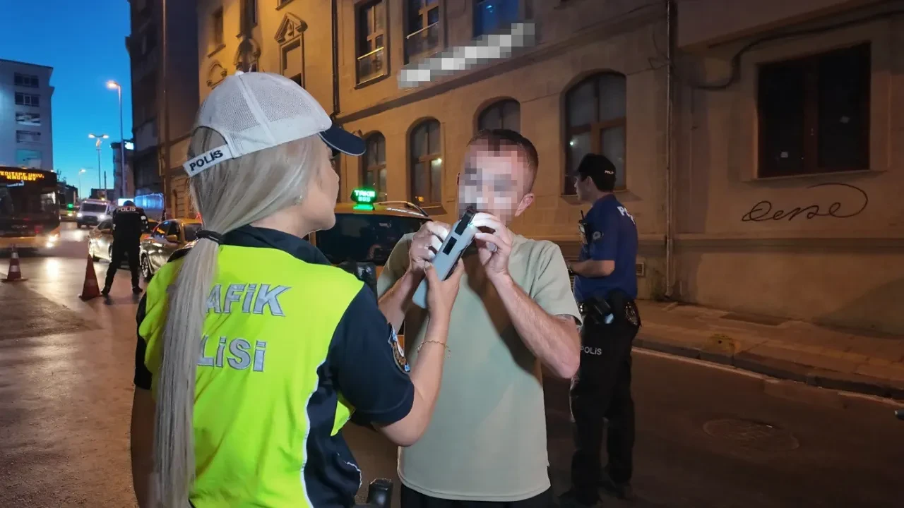Ehliyeti alındı, para cezası yazıldı! Sürücünün üslubu takdir topladı: O anlar kamerada