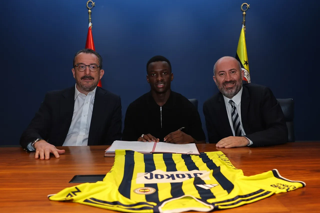 Fenerbahçe transferi resmen duyurdu! Amara Diouf 5 yıllık imza attı
