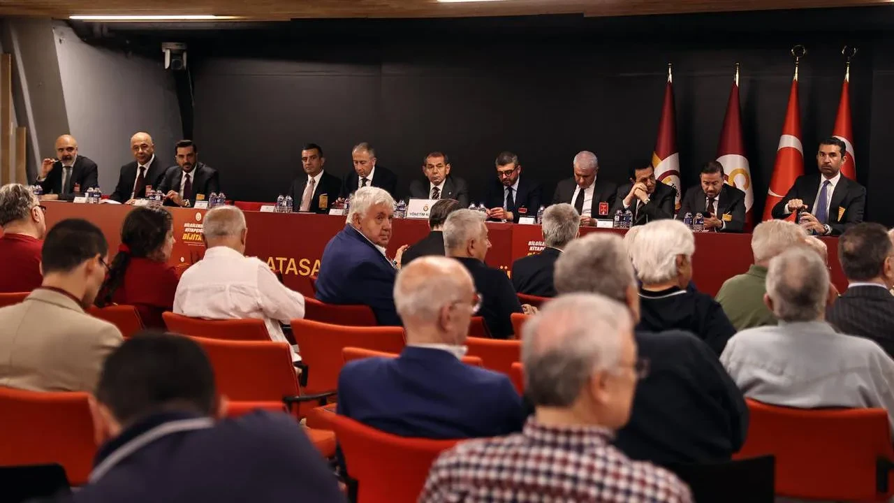 Galatasaray Başkanı Dursun Özbek'ten transfer açıklaması! "En güzel transferleri yapmak için çalışıyoruz"
