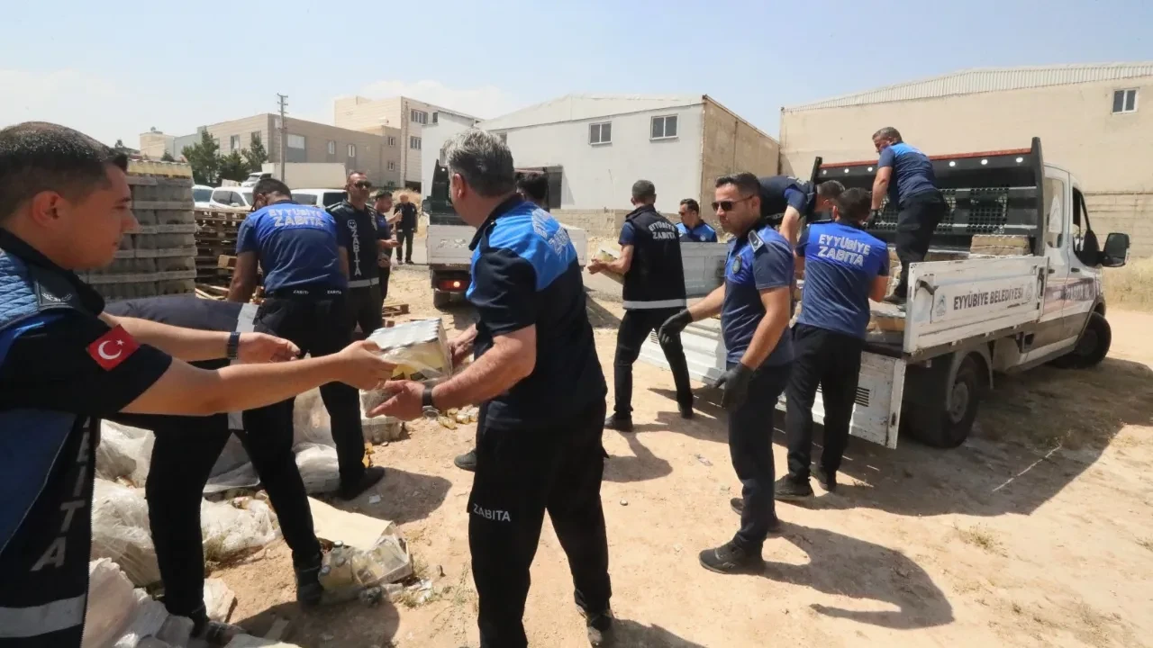 Gıda sahtekarlarına operasyon! Son kullanım tarihi geçmiş binlerce ürün imha edildi