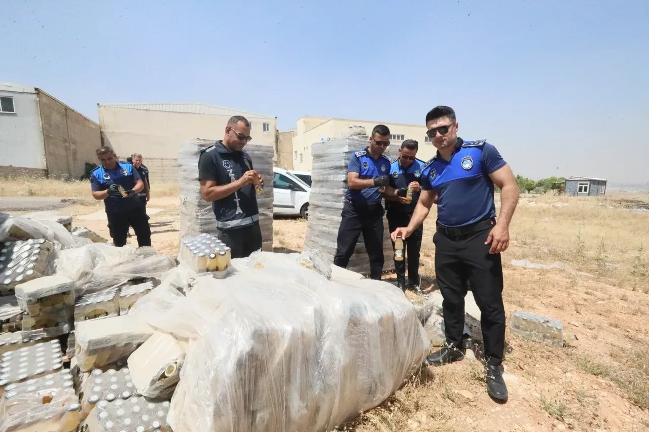 Gıda sahtekarlarına operasyon! Son kullanım tarihi geçmiş binlerce ürün imha edildi