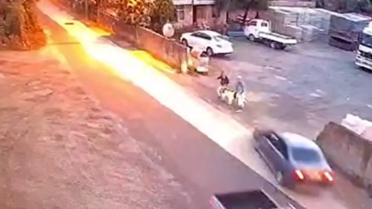 Otomobil kontrolden çıktı, 2 kişiye feci şekilde çarptı
