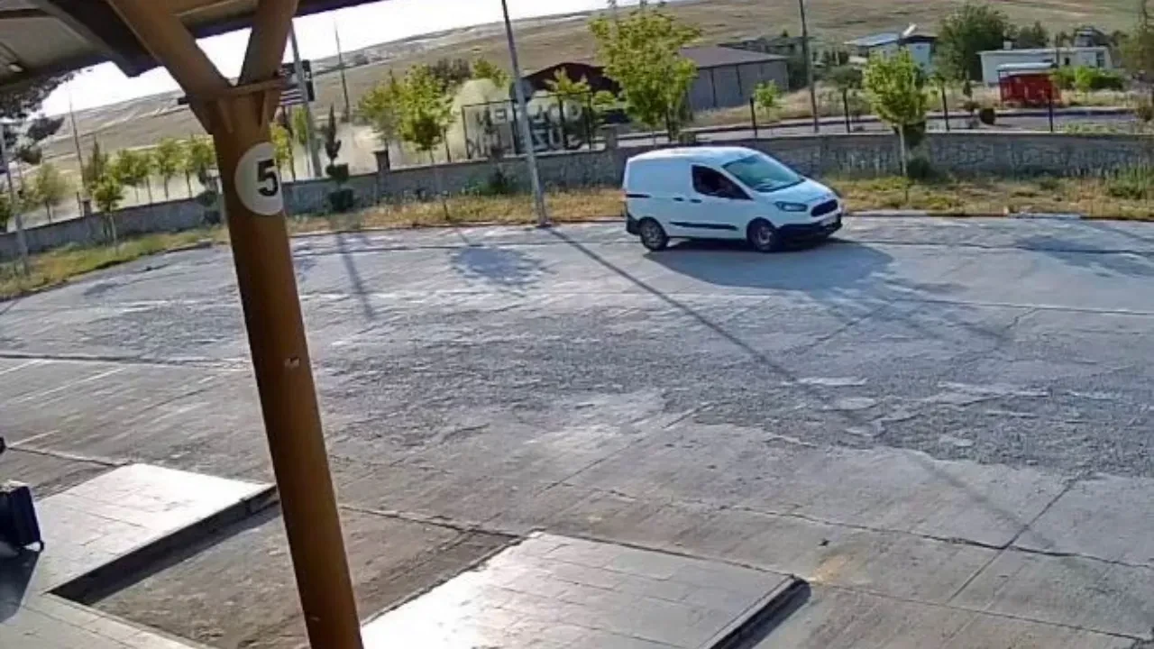 Otomobil ters döndü, 3 kişi yaralandı! Diyarbakır'daki kaza anı kamerada