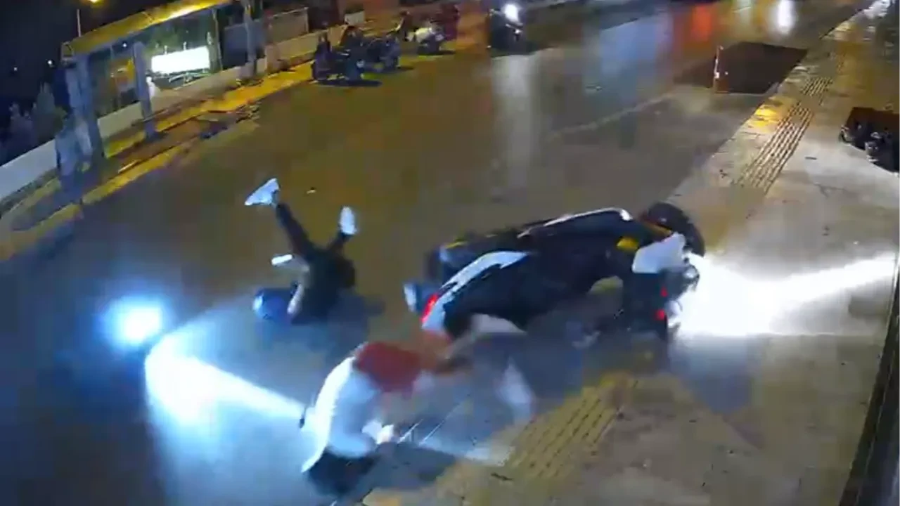 Seyir halindeki motosiklet önündeki başka bir motosiklete çarptı: O anlar kamerada!