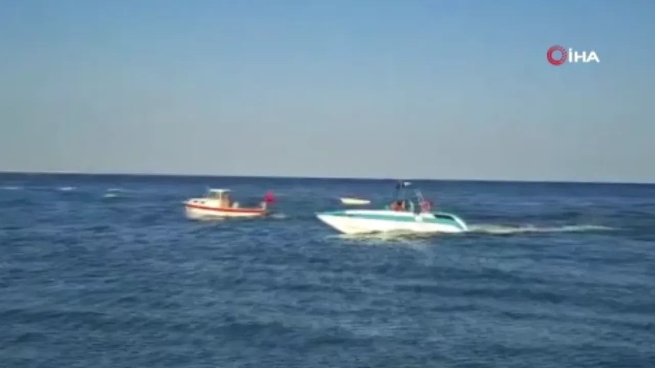 Yan yatan teknedekileri kurtarmaya giden tekne arıza yaptı: Antalya’da denizde heyecanlı anlar