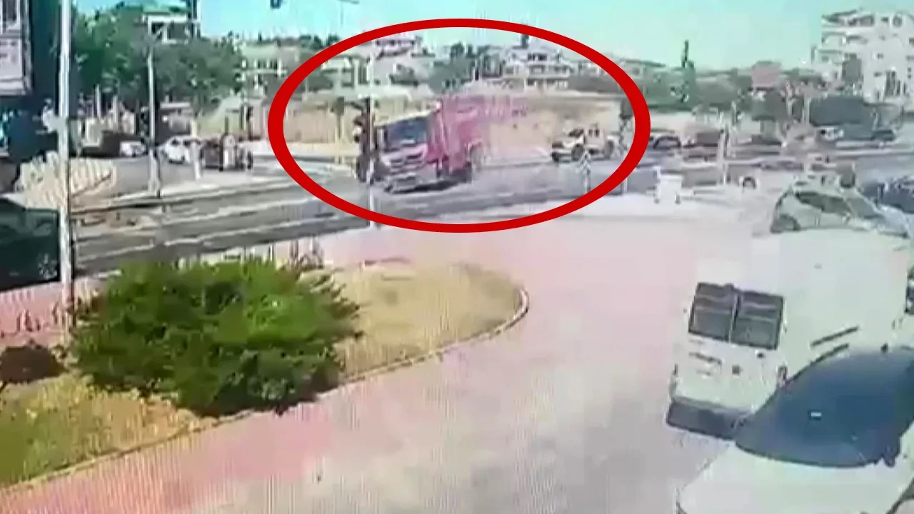 Yangın ihbarına giden itfaiyenin devrilme anı kamerada