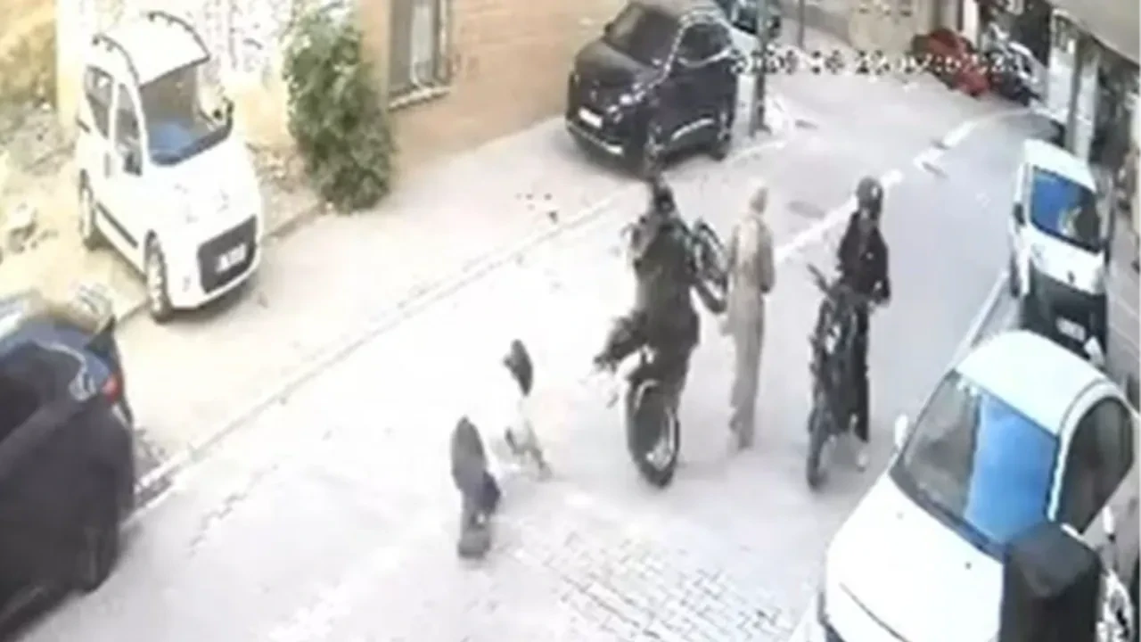 Yoldan geçen kadına sürücüsüz motosiklet çarptı: Kaza güvenlik kamerasına yansıdı