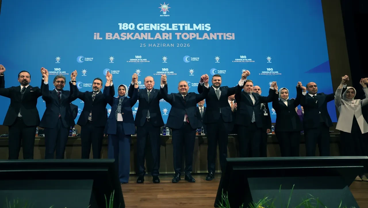 AK Parti'ye yeni katılımlar! Üç belediye başkanının rozetlerini Cumhurbaşkanı Erdoğan taktı