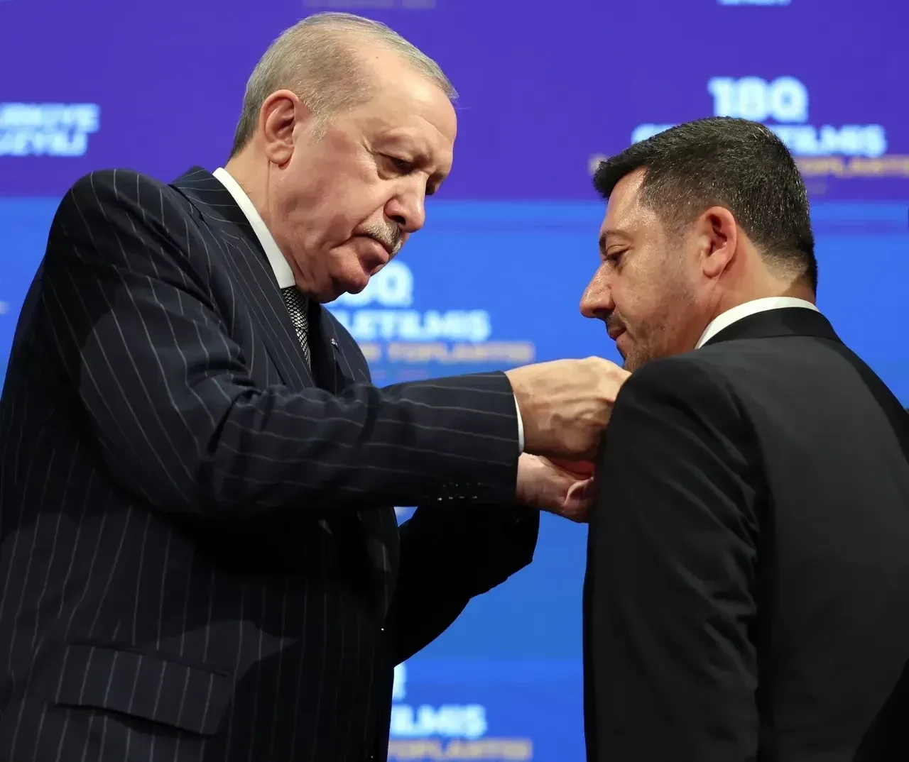 AK Parti'ye yeni katılımlar! Üç belediye başkanının rozetlerini Cumhurbaşkanı Erdoğan taktı