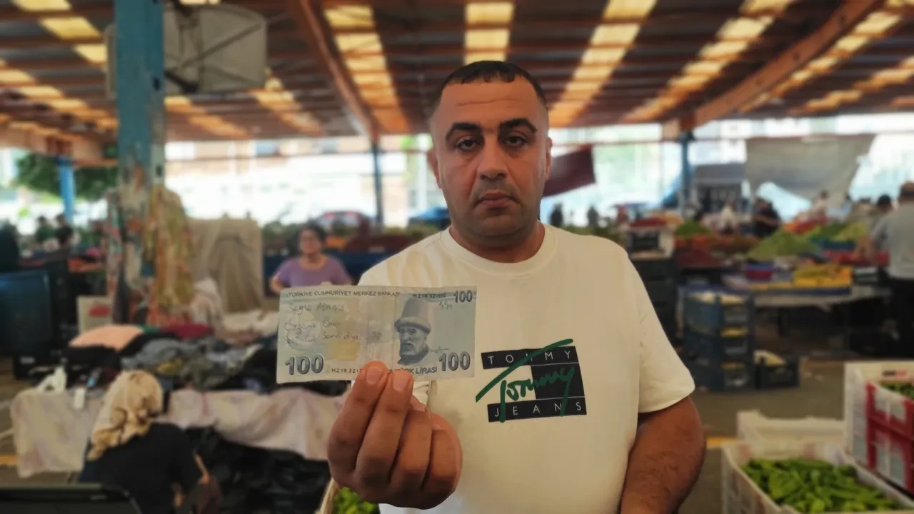 Aşkını paraların üzerine yazdı, pazarcı isyan etti: Düğün masraflarını ben karşılayacağım