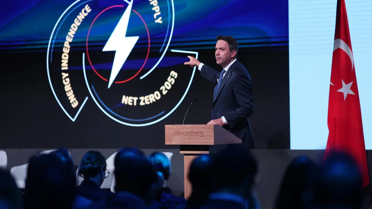 Bakan Bayraktar'dan 2035 vizyonu: 8 milyon elektrikli araç ve 200 milyar dolarlık yatırım