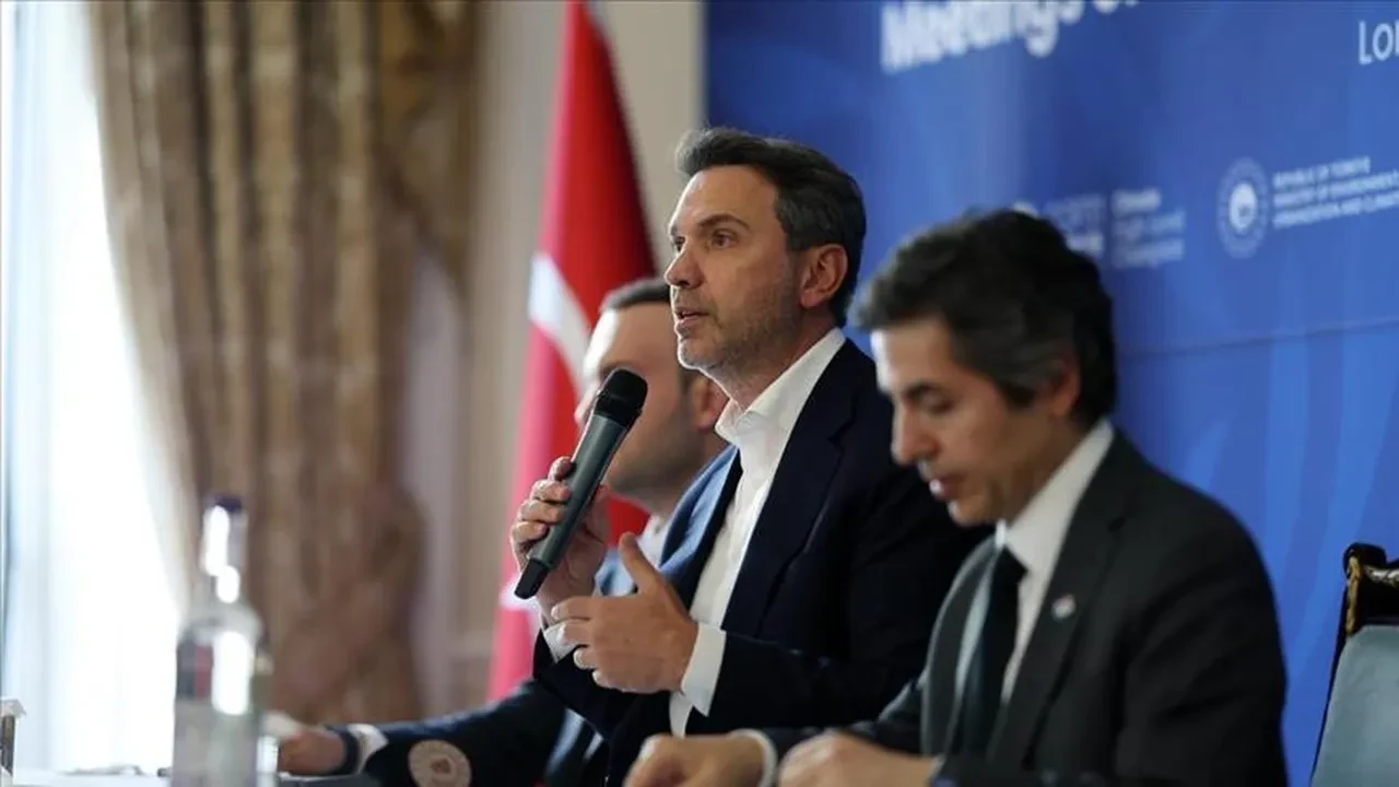Bakan Bayraktar'dan 2035 vizyonu: 8 milyon elektrikli araç ve 200 milyar dolarlık yatırım