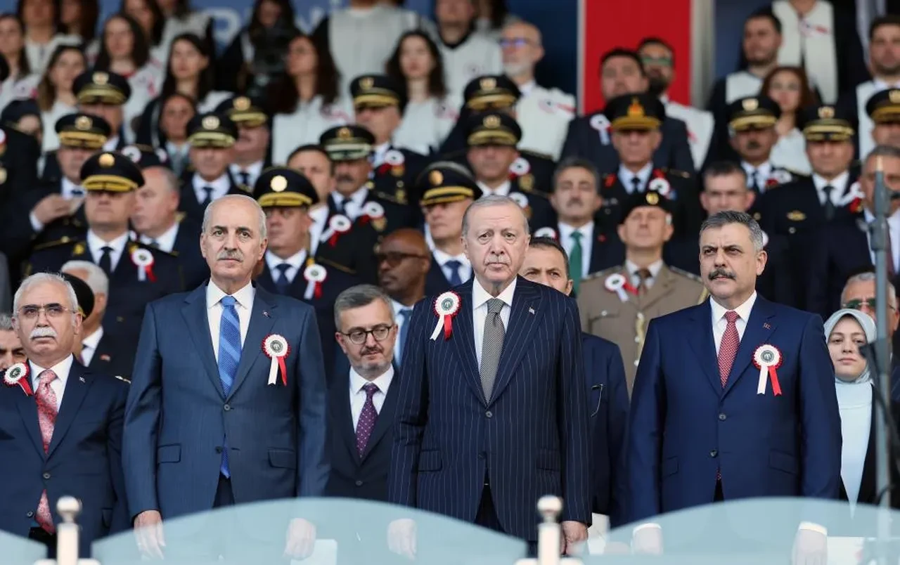 Cumhurbaşkanı Erdoğan genç polislere net mesaj verdi: 'Pusulanız vicdan, hedefiniz adalet olsun'