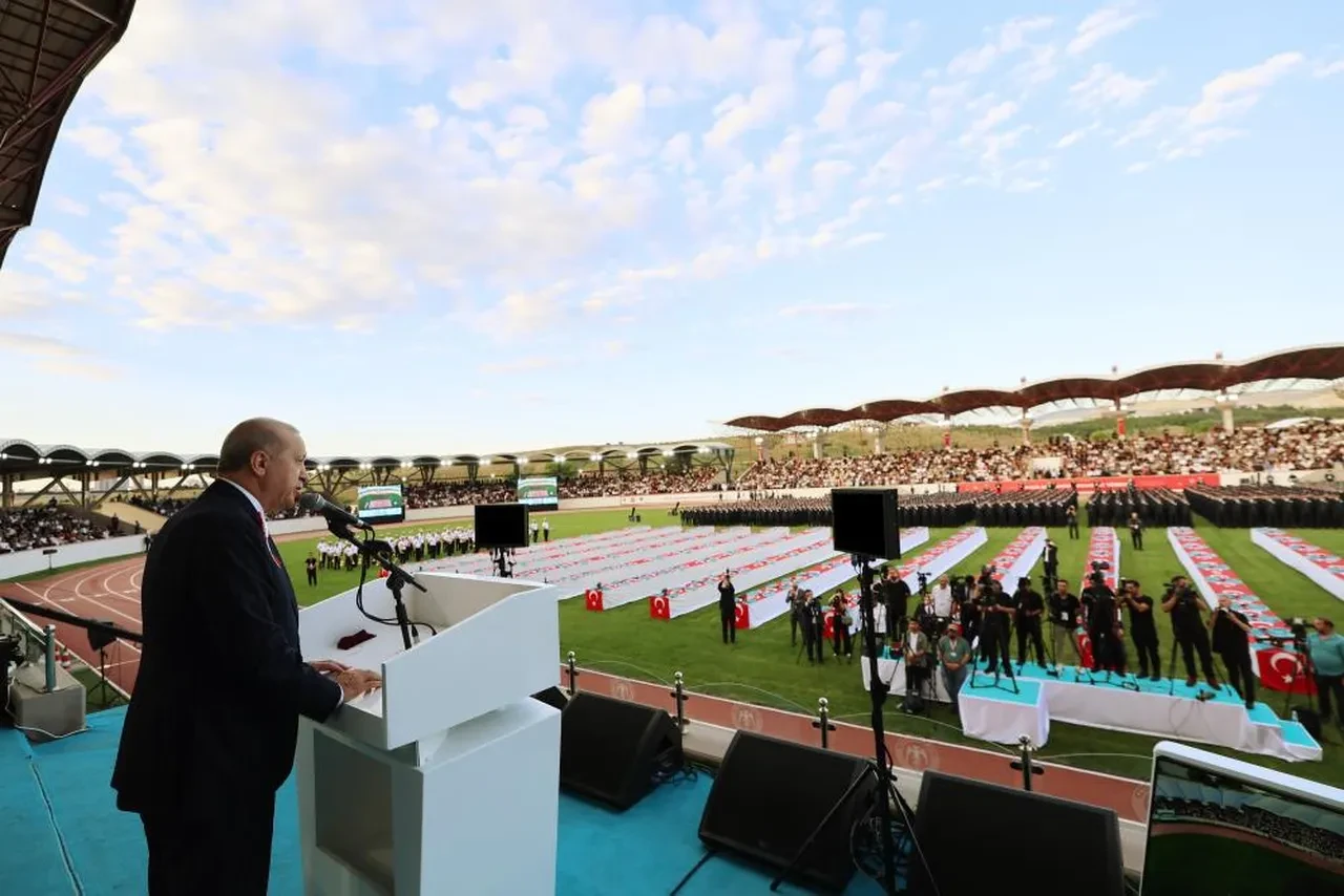 Cumhurbaşkanı Erdoğan genç polislere net mesaj verdi: 'Pusulanız vicdan, hedefiniz adalet olsun'