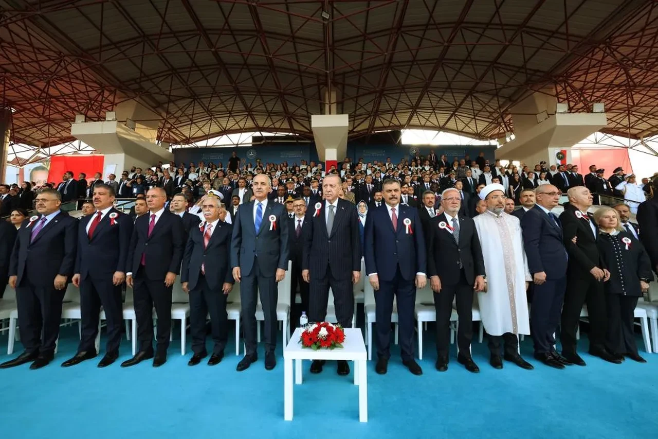 Cumhurbaşkanı Erdoğan genç polislere net mesaj verdi: 'Pusulanız vicdan, hedefiniz adalet olsun'