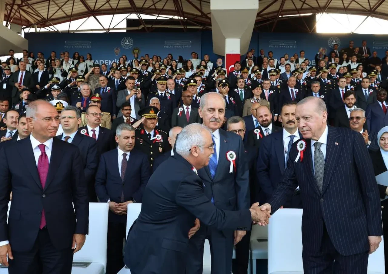 Cumhurbaşkanı Erdoğan genç polislere net mesaj verdi: 'Pusulanız vicdan, hedefiniz adalet olsun'