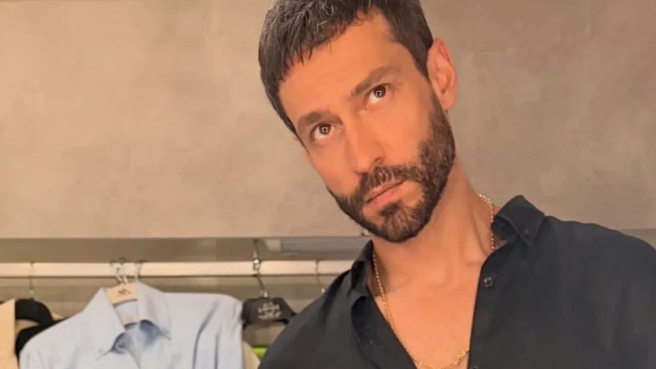 Ekin Koç elleriyle Muhtemel Aşk ekibine karpuz kesti! Ayça Ayşin Turan'ın videoya dahil olmasıyla beğeni butonu patladı 