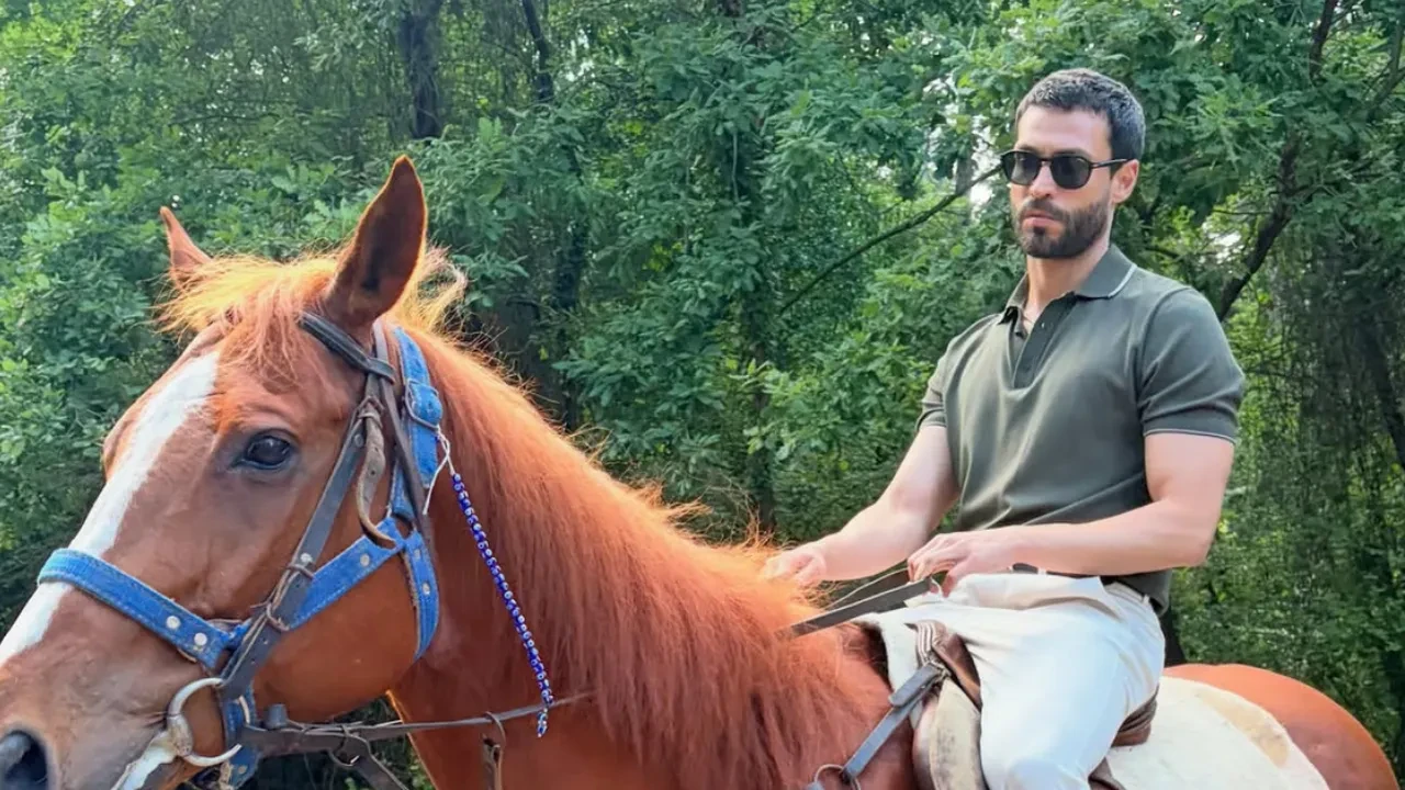 Ekin Koç elleriyle Muhtemel Aşk ekibine karpuz kesti! Ayça Ayşin Turan'ın videoya dahil olmasıyla beğeni butonu patladı 
