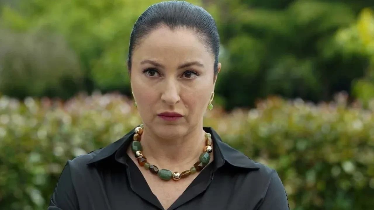 Ekin Koç elleriyle Muhtemel Aşk ekibine karpuz kesti! Ayça Ayşin Turan'ın videoya dahil olmasıyla beğeni butonu patladı 