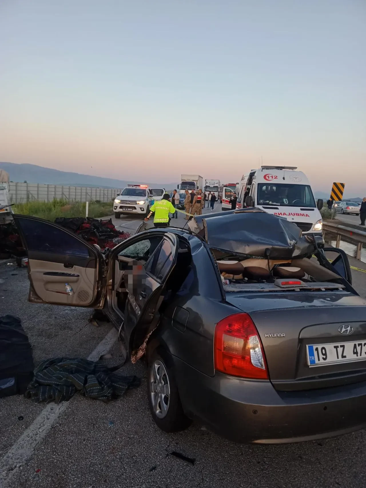 Erzurum'da feci kaza! Kamyon ve otomobil çarpıştı: Ölü ve yaralılar var 