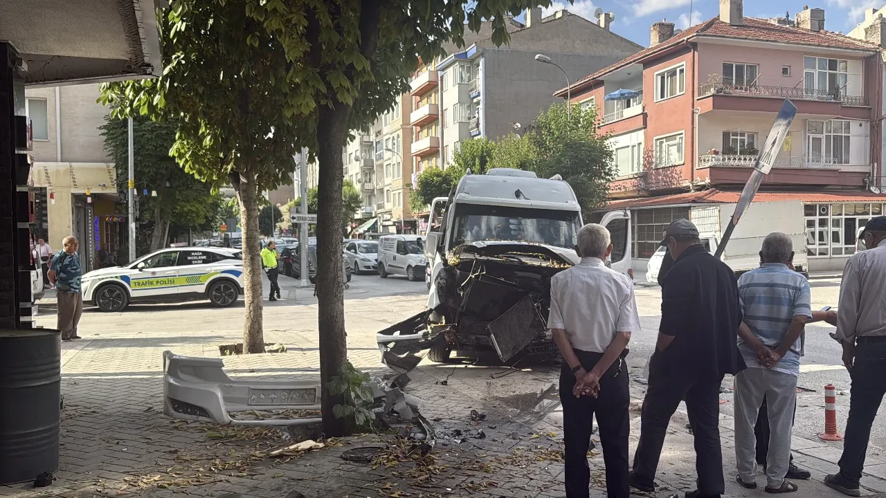 Eskişehir’de korkutan kaza: İşçi servisi hafif ticari araçla çarpıştı