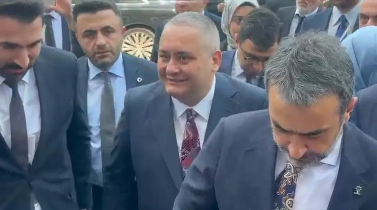 İki belediye başkanı daha AK Parti'ye geçiyor: Mesut Özarslan ve Rasim Arı, genel merkezdeler