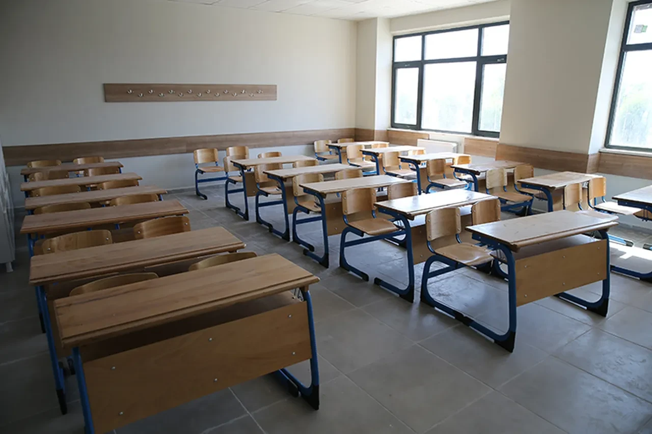 İlkokulda ve ortaokulda sınıfta kalma var mı? Devamsızlıktan kalan nasıl geçer?