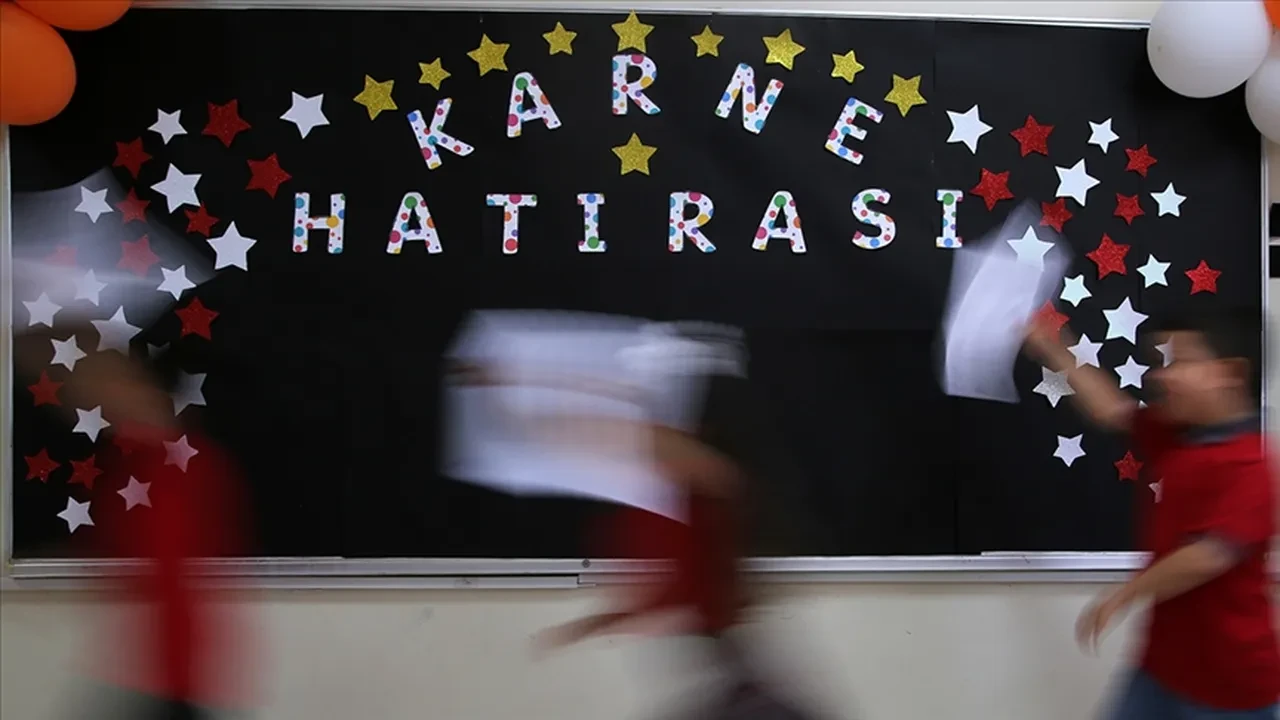 Yarın karneler saat kaçta verilecek? Karne dağıtımı saati belli oldu 