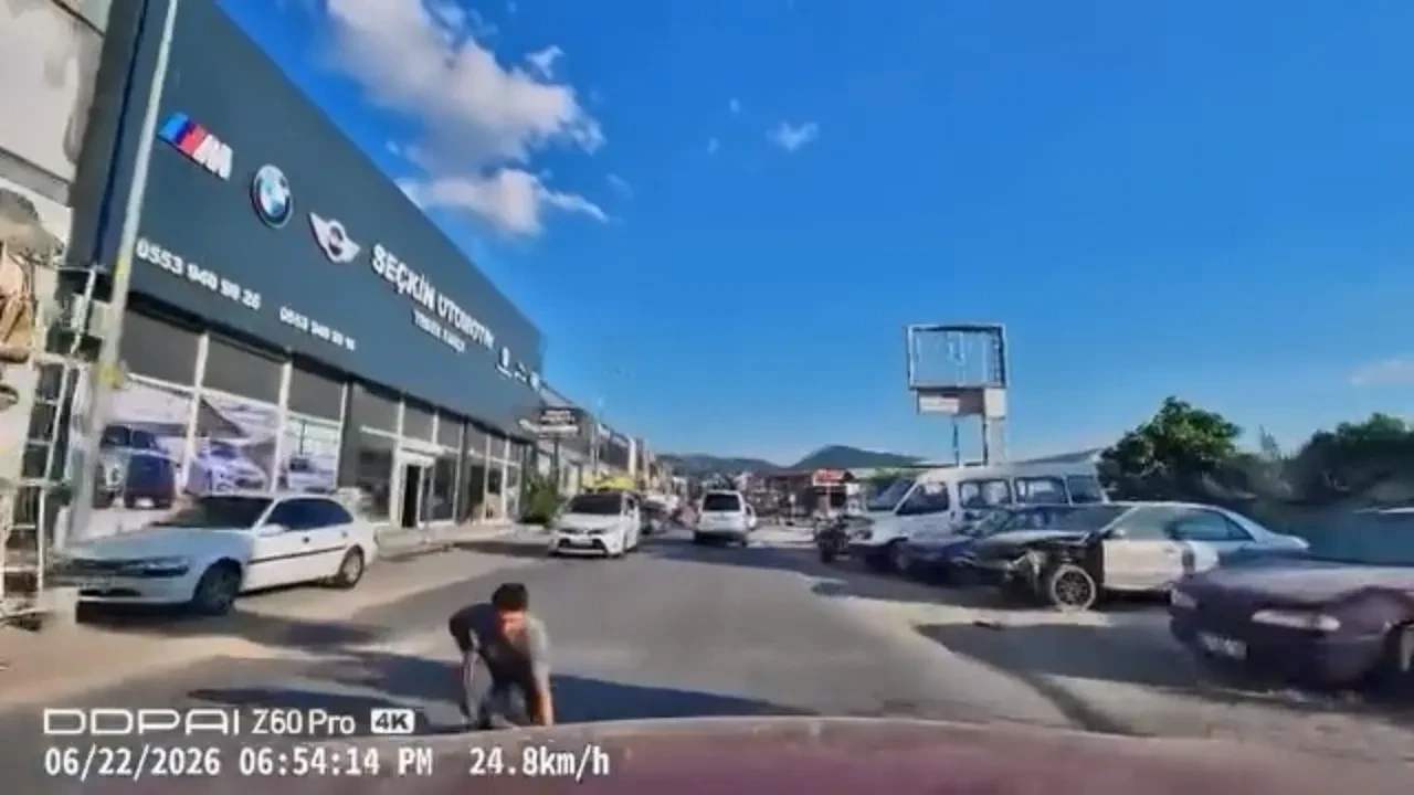 Yola düşürdüğü eşyasını almak için canından oluyordu! Bursa’da trafikte tehlikeli anlar kamerada