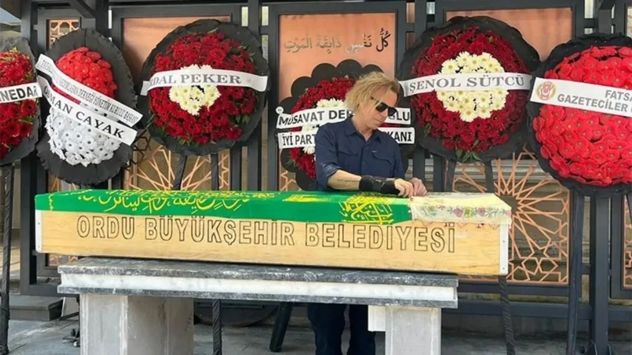 Acısı taze olan Soner Arıca'dan yürek burkan anlar! Annesiyle olan son görüntüleri paylaştı