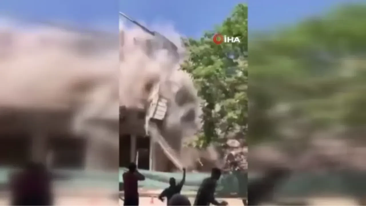Afyonkarahisar'da yıkım sırasında korkunç çökme kamerada: Saniyeler içinde toz duman oldu! 