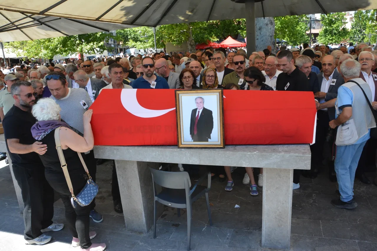 CHP'li vekilin cenazesinde ünvan karmaşası! Kılıçdaroğlu ve Özel'in çelenkleri dikkat çekti