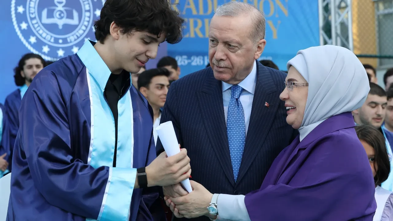 Cumhurbaşkanı Erdoğan torununun mezuniyet heyecanına ortak oldu: Diplomasını takdim etti