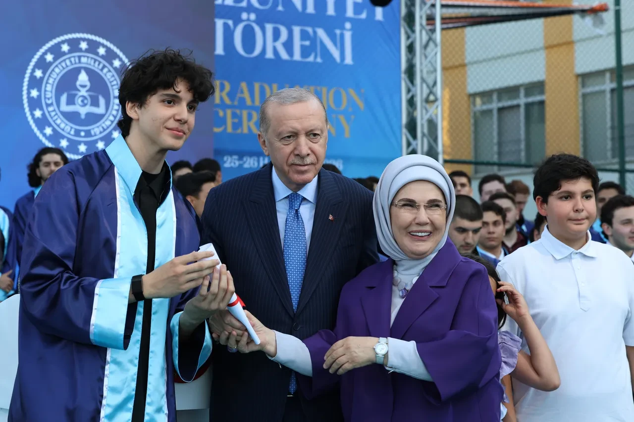 Cumhurbaşkanı Erdoğan torununun mezuniyet heyecanına ortak oldu: Diplomasını takdim etti