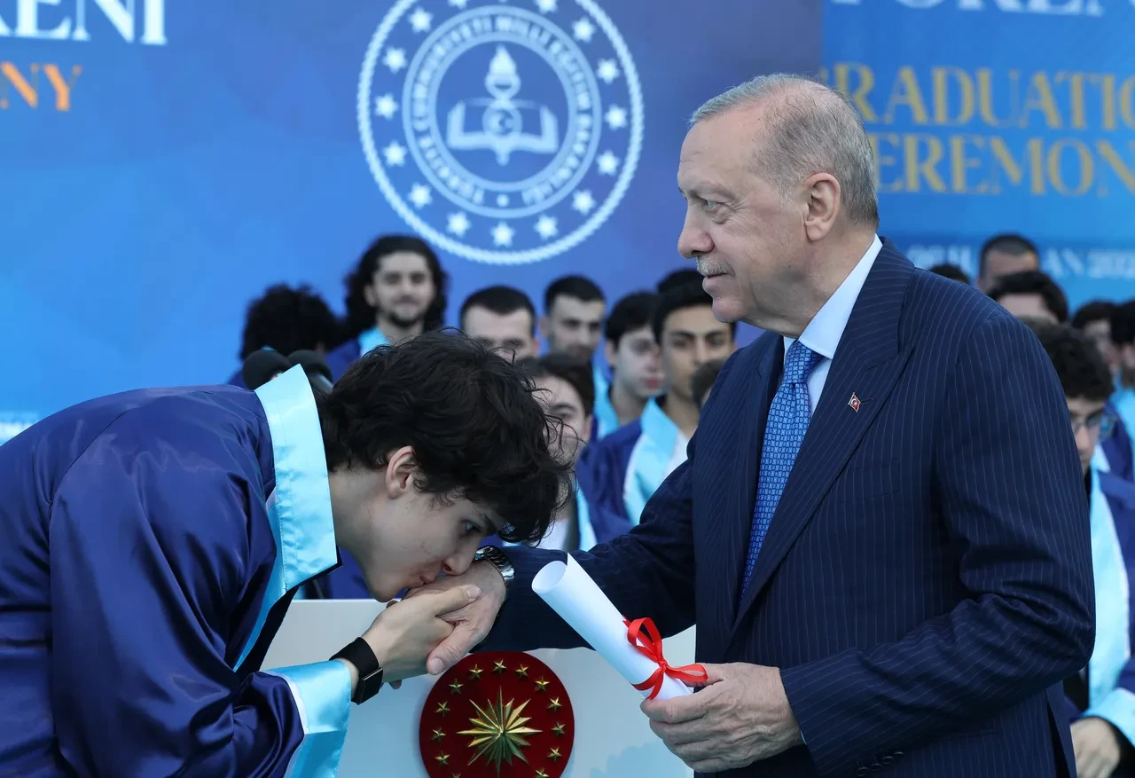 Cumhurbaşkanı Erdoğan torununun mezuniyet heyecanına ortak oldu: Diplomasını takdim etti