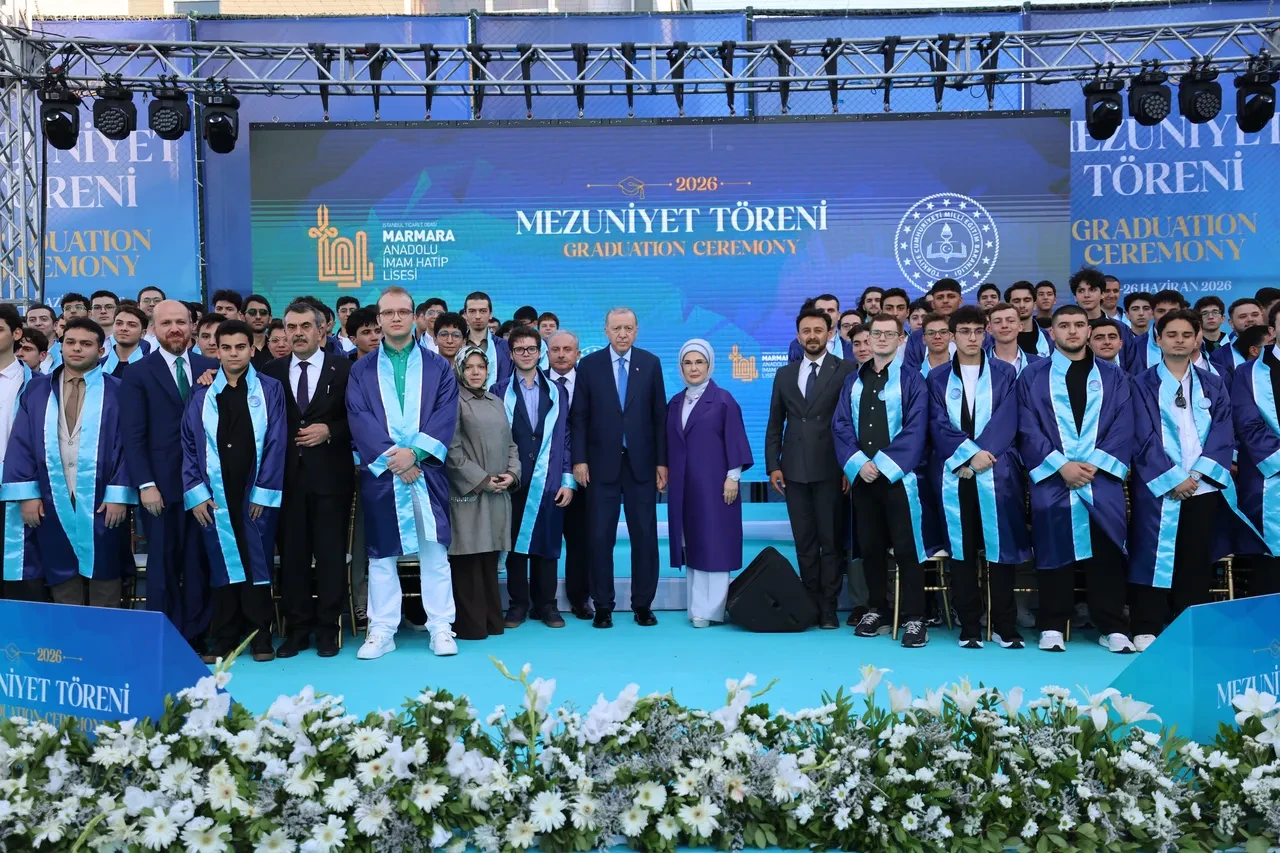 Cumhurbaşkanı Erdoğan torununun mezuniyet heyecanına ortak oldu: Diplomasını takdim etti