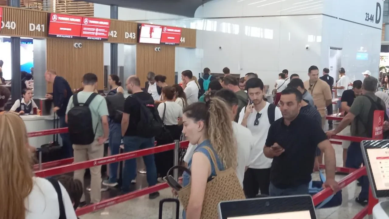 Okullar kapandı, tatilciler yola çıktı! İstanbul Havalimanı'nda yaz tatili yoğunluğu 