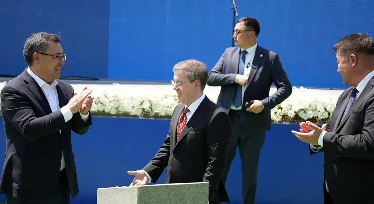 Orta Asya'ya İhlas enerjisi! Kazarman santralinin temelini Cumhurbaşkanı Sadır Caparov ve İhlas Holding Yönetim Kurulu Başkanı Ahmet Mücahid Ören attı