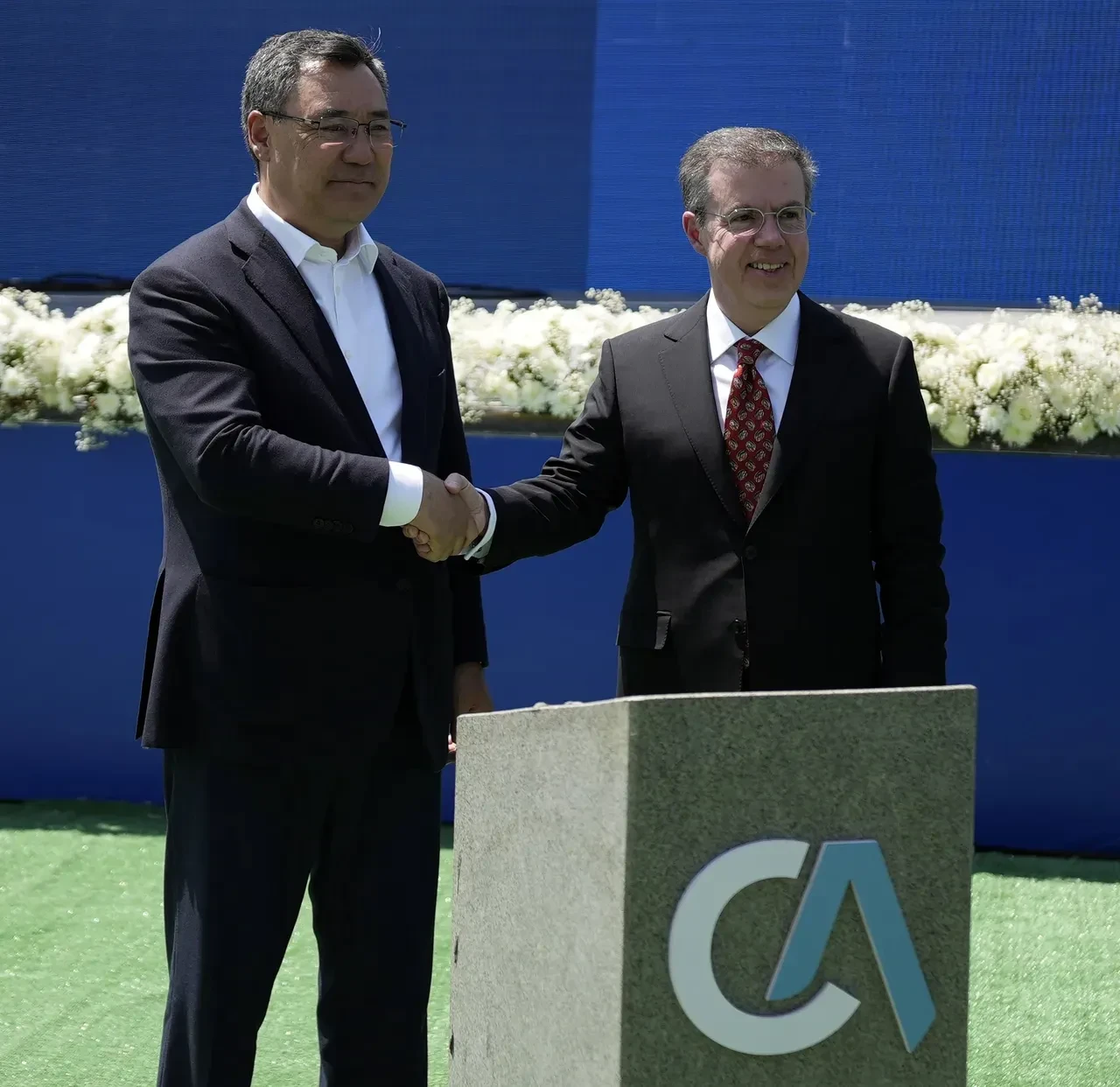 Orta Asya'ya İhlas enerjisi! Kazarman santralinin temelini Cumhurbaşkanı Sadır Caparov ve İhlas Holding Yönetim Kurulu Başkanı Ahmet Mücahid Ören attı