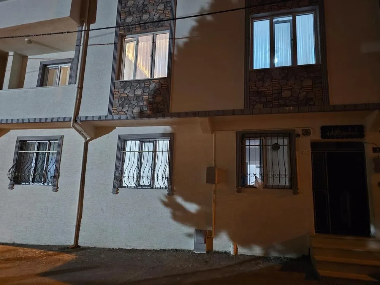 Sokak ortasında dehşet: Genç kız ablasının gözü önünde darp edildi