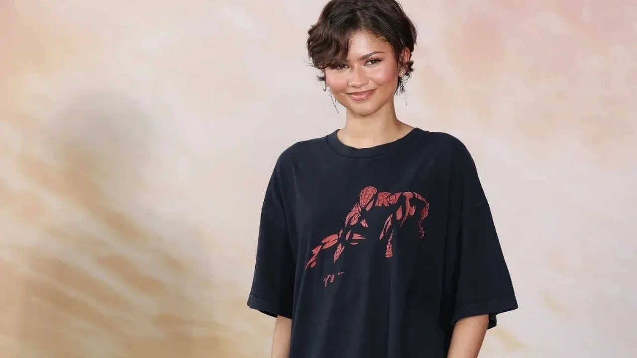Zendaya'dan ezber bozan stil! Galaya 35 dolarlık ikinci el tişörtle çıktı 