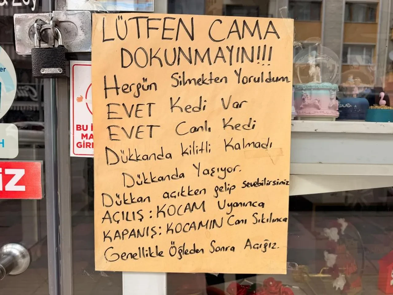 Afyonkarahisar'da esnafın eşi canından bezdi! Dükkanın camına yazdıklarıyla içini döktü