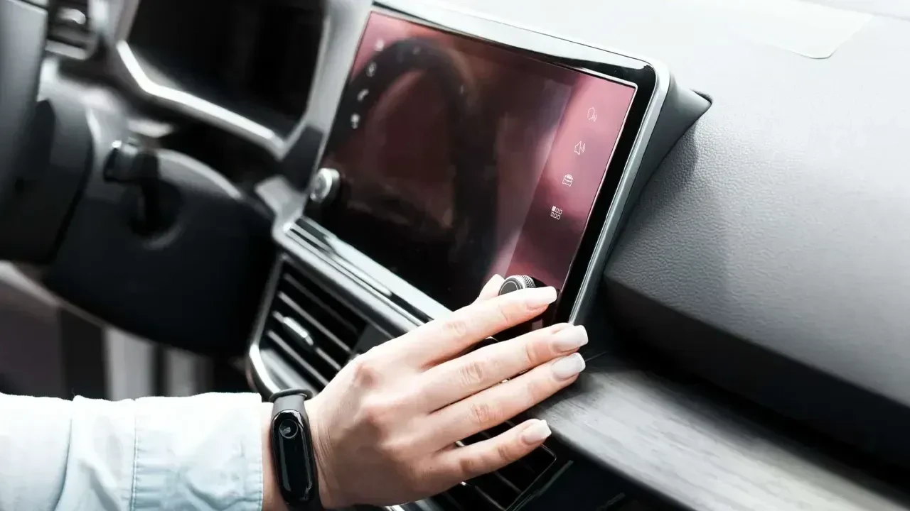 Araçlarda telefon tutucular serbest hale geldi! Bakan Çiftçi talimat verdi: İşte düzenlemenin detayları 