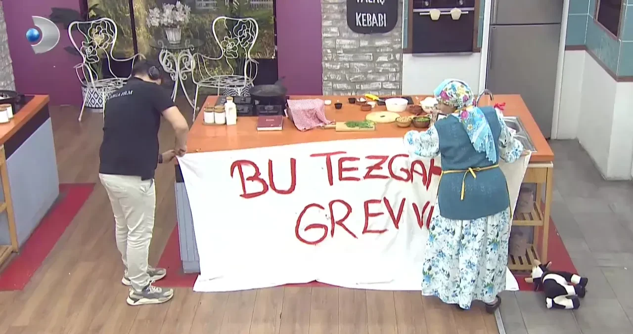 Gelinim Mutfakta Ulviye Hanım sokak ortasında hayır lokması dağıttı! Görüntülere sosyal medyada yorum yağıyor