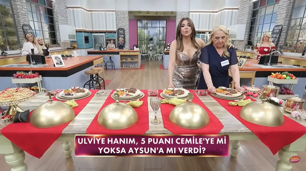 Gelinim Mutfakta Ulviye Hanım sokak ortasında hayır lokması dağıttı! Görüntülere sosyal medyada yorum yağıyor
