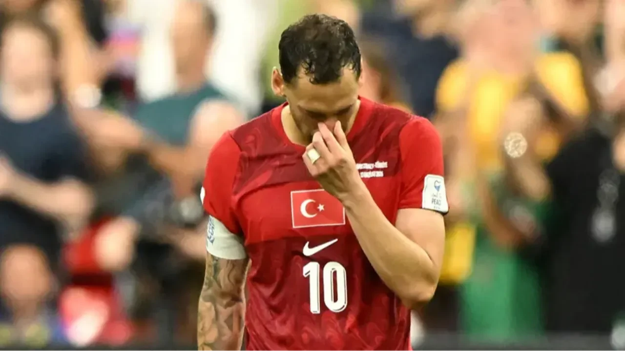 /spor/hakan-calhanoglu-ulkeye-doner-donmez-acikladi-sosyal-medya-hesabindan-paylasti-3344225
