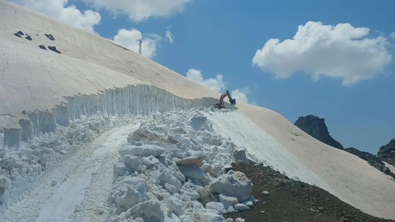 Hakkari'de haziranda karla mücadele! Beyaz tünelleri dağıtmak için ağustosa kadar çalışılacak