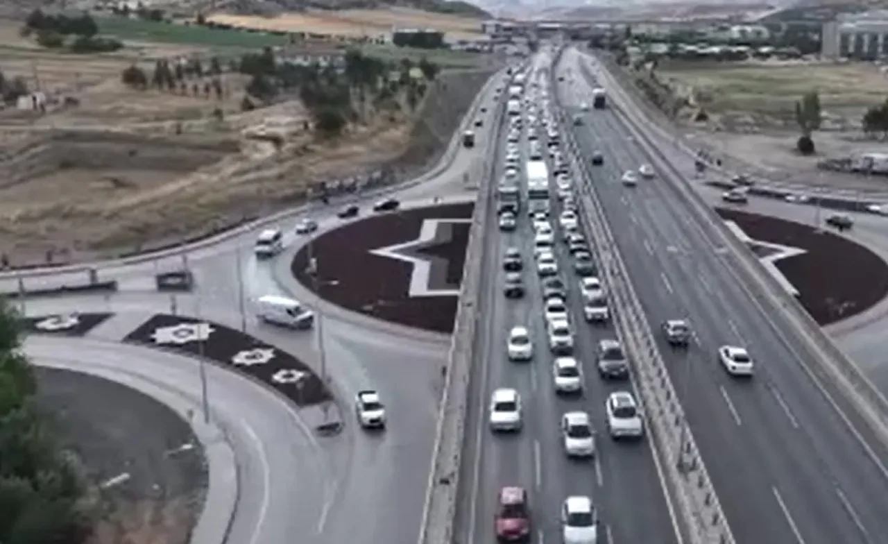 Kilit kavşakta karne tatili trafiği: Kazalarla kuyruk uzadı