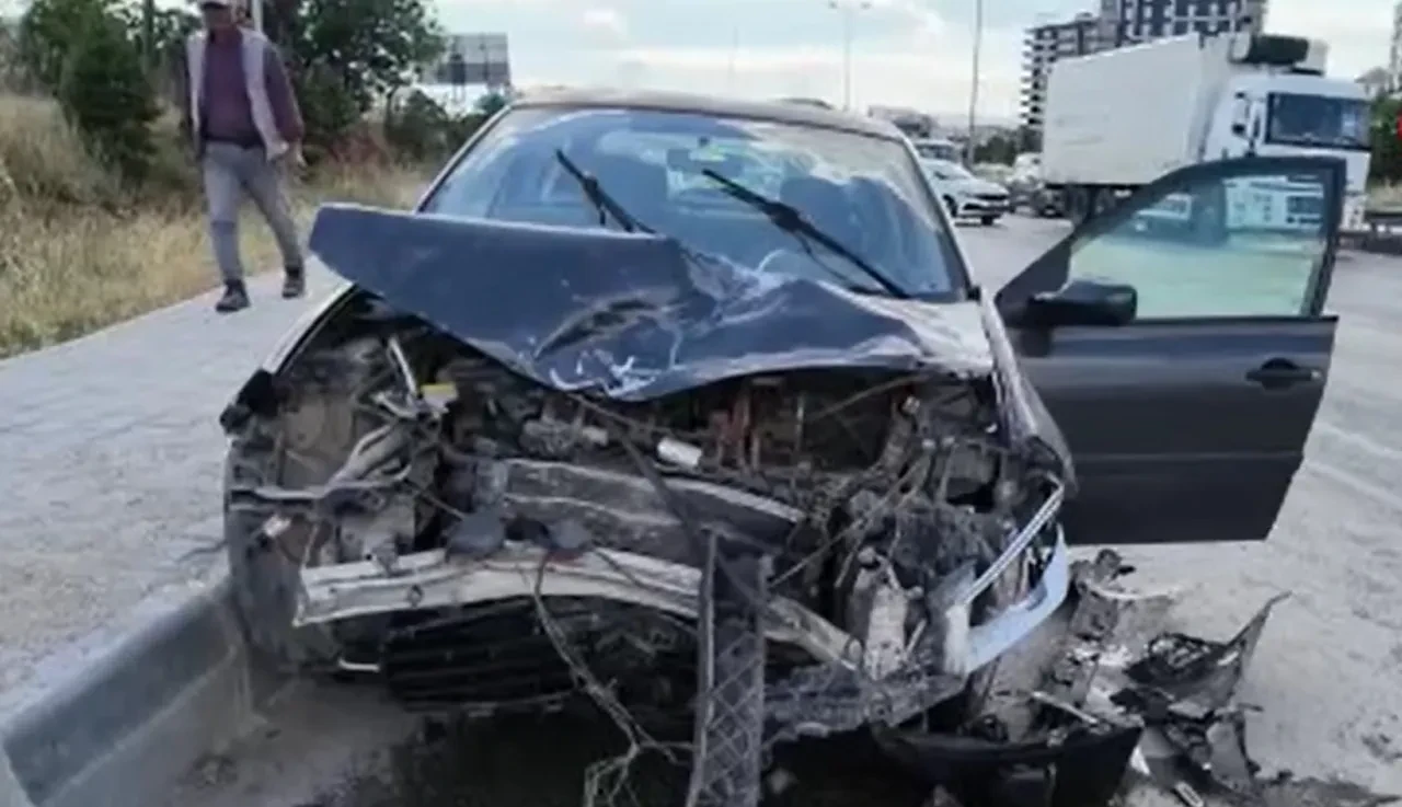 Kilit kavşakta karne tatili trafiği: Kazalarla kuyruk uzadı