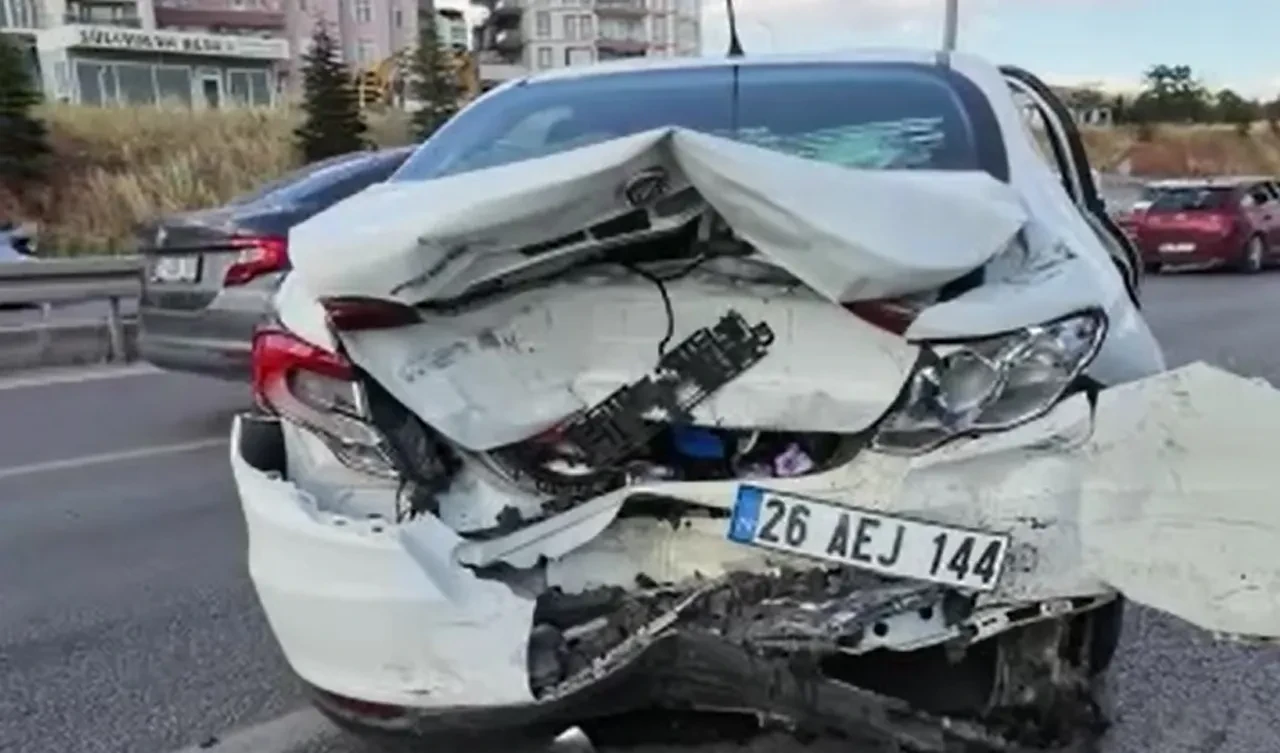 Kilit kavşakta karne tatili trafiği: Kazalarla kuyruk uzadı